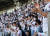 25일 오후 서울 잠실야구장에서 마스크를 손목에 건 한 관중이 프로야구 경기를 관람하고 있다. 연합뉴스