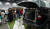 경기도 고양 킨텍스에서 열린 ‘2022 캠핑&피크닉 페어’에서 관람객들이 ‘차박’ 용품을 살펴보고 있다. [뉴스1]