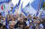 지난달 이탈리아 안콘나에서 조르자 멜로니의 선거 유세에 지지자들이 깃발을 흔들고 있다. AP=연합뉴스
