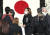 카멀라 해리스 미국 부통령(가운데)이 27일 일본 도쿄 지요다구 일본 무도관에서 열린 아베 신조 전 일본총리 국장에 참석해 헌화했다. 로이터=연합뉴스