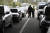 핀란드 국경경비대가 25일(현지시간) 핀란드 비롤라흐티의 발리마 국경 검문소에서 러시아 차량들 사이에 서 있다. AP=연합뉴스