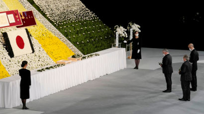 BBC ‘여왕 장례식보다 더 비용 쓰는 아베 국장에 일본인 의문’