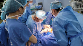 수류탄에 얼굴 녹은 아이도…베트남 4200명 웃음 찾아준 韓의사