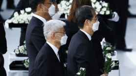 아베 국장날, 일본은 둘로 갈렸다