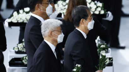 아베 국장날, 일본은 둘로 갈렸다