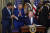 조 바이든 미 대통령(왼쪽에서 셋째)이 8월 16일 인플레이션 감축법에 서명한 펜을 조 맨친 상원의원에게 주고 있다. [AP=연합뉴스]