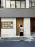 아베 신조 전 총리의 부인이 운영하던 도쿄의 선술집 '우즈(UZU)'의 출입문에 오는 10월31일부로 문을 닫는다는 안내문이 붙었다. 28일 오전 한 행인이 이를 바라보고 있다. 김현기 순회특파원