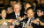 2007년 2월 4일 당시 천영우 한국 측 6자회담 수석대표(오른쪽)와 크리스토퍼 힐 미국측 수석대표가 서울 명동 롯데호텔에서 만찬 회동을 가진 뒤 기자회견을 하고 있다. 중앙포토