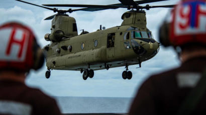 [사진] 미 헬기, 레이건항모 이착륙 훈련