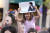 26일(현지시간) 포르투칼 리스본에서 진행된 시위에 참여한 한 어린이가 아미니의 모습이 담긴 손팻말을 들고 있다. EPA=연합뉴스