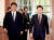 이명박 전 대통령이 2009년 12월 17일 청와대에서 방한한 시진핑 당시 중국 국가부주석과 만나 접견장으로 향하고 있다. 연합뉴스