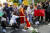 28일(현지시간) 스페인 마드리드의 이란 대사관 인근에서 진행된 시위에 참석한 시민들이 히잡을 태우고 있다. EPA=연합뉴스