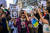 지난 27일(현지시간) 뉴욕시티에서 사회운동가 포로잔 파라하니(Forouzan Farahani)가 삭발을 한 채 시위에 나섰다. AFP=연합뉴스 