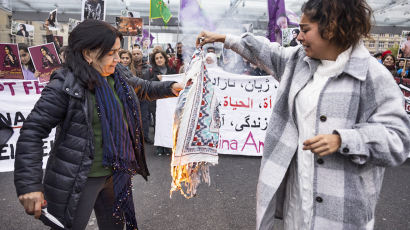 [이 시각]불태우고, 자르고... 세계 각지로 번지는 '이란 히잡 시위'