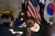 카멀라 해리스 미국 부통령이 29일 서울 중구 미국대사관저에서 대한민국을 대표하는 각 분야의 여성 리더들을 만나 간담회를 갖고 있다. 사진공동취재단