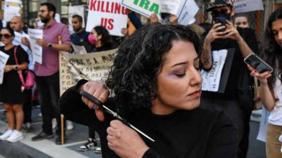 가위 들고 머리카락 싹둑…분노에 찬 이란 여성들, 무슨 일