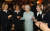 2006년 엘리자베스 2세의 모습. 여왕의 손에 들린 술이 진 앤 듀보넷으로 추정된다. 사진 Telegraph 