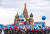2014년 3월 18일(현지시간) 블라디미르 푸틴 대통령을 지지하는 러시아인들이 모스크바 붉은광장에 모여 크림반도의 합병을 축하하는 집회를 열고 있다. AFP=뉴스1