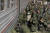 러시아 징병 군인들이 29일(현지시간) 우크라이나로 향하는 기차에 오르고 있다. AP=연합뉴스