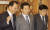 변양균(왼쪽) 전 청와대 정책실장이 기획예산처 장관을 맡았던 2005년 4월 21일 업무보고를 위해 노무현 대통령과 대화를 나누며 청와대 회의실로 들어가는 모습. 중앙포토