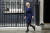 리즈 트러스 영국 총리가 지난달 23일 의회 참석을 위해 총리 관저인 런던 다우닝가 10번지를 나서고 있다. AP=연합뉴스