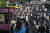 지난 9월 26일 오후 서울 용산구 숙명여자대학교 캠퍼스가 가을축제 '청파제'를 찾은 학생들로 북적이고 있다. 숙명여대는 신종 코로나바이러스 감염증(코로나19) 뉴스1