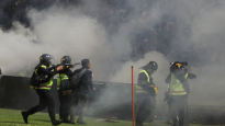 최루탄 피하려다 뒤엉켜…지옥이 된 인도네시아 축구장