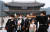 2일 서울 광화문 광장에서 열린 한국문화축제를 찾은 시민들이 국궁, 그래피티(아래 사진) 등 다양한 체험을 하고 있다. [뉴시스]