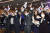 한덕수 국무총리와 참석자들이 3일 정부서울청사에서 열린 개천절 경축식에 참석해 만세삼창을 하고 있다. 연합뉴스