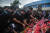 3일(현지시간) 사고가 발생한 칸주루한 경기장 앞에서 축구선수들이 희생자들을 기리고 있다. AFP=연합뉴스