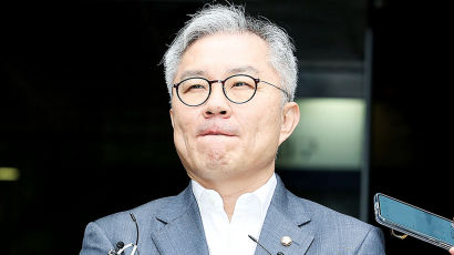 최강욱, 무죄 선고 후 "자리 옮기자"…입술 꾹 깨물고 작심발언 [포토버스]