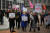 리즈 트러스 영국 총리(가운데) 등 트러스 내각 인물들로 변신한 시위대가 지난 2일 영국 버밍엄의 빅토리아 광장에서 감세안 반대 등 반정부 시위를 벌이고 있다. AFP=연합뉴스