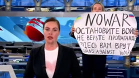 “전쟁하지 마” 푸틴 비판한 러시아 국영TV 직원 지명수배