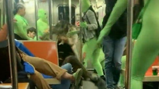 "외계인이 공격했다" 형광색 복면강도단 뉴욕 지하철 습격 