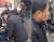 20대 여성 A씨는 지난 3월 지하철 9호선 가양역으로 가던 열차 내에서 60대 남성 B씨와 시비가 붙자 휴대전화로 머리를 여러 차례 가격했다. 유튜브 채널 ‘BMW TV’ 영상 캡처