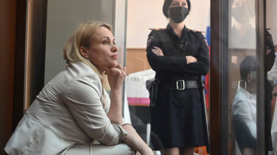 뉴스중 반전 외친 러시아 여성 언론인, 가택연금 중 11세 딸과 탈출