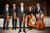 필하모닉 스트링 퀸텟 베를린의 멤버들. 왼쪽부터 볼프강 탈리츠(비올라), 루이스 펠리페 코엘료(제1바이올린), 로마노 토마시니(제2바이올린), 타티아나 바실례바(첼로), 구나르스 우파트니엑스(더블베이스)     .  사진 더브릿지컴퍼니