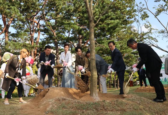 제 27회 부산국제영화제 개막일인 5일 오후 부산 해운대구 APEC 나루공원에서 열린 ‘영화의 숲’ 조성 행사에서 이용관 부산국제영화제 이사장, 김한민 감독, 배우 권율, 김규리를 비롯한 영화계 관계자들이 배우 고 강수연을 추모하는 나무를 식수하고 있다. 연합뉴스