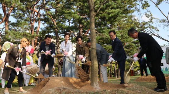 부산국제영화제 ‘영화의 숲’ 행사…‘강수연 나무’ 추모 식수