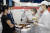 ‘2022 스마트비즈엑스포’에 참가한 전통 떡 기업 ‘웬떡마을’의 이규봉 대표(오른쪽 둘째)가 새로 뽑은 떡들을 선보이고 있다. [사진 삼성전자]