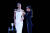코페르니의 디자이너 샬롯 레이몬드가 무대에 올라 벨라 하디드의 드레스를 매만져주고 있는 모습. AFP=연합뉴스