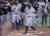 시즌 62호 홈런을 터뜨린 애런 저지(오른쪽)가 홈플레이트를 밟고 있다. 뉴욕 양키스 동료들이 저지의 역사적인 순간을 축하해줬다. [UPI=연합뉴스]