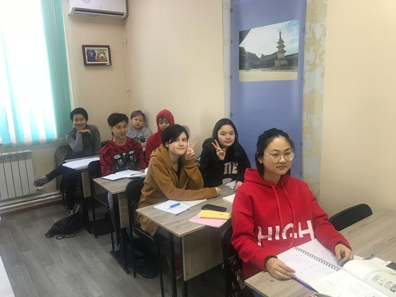 지난 4월 고려인들이 고려인 민족학교에서 수업을 듣고 있다. 한때 150여명이었던 학생 수는 최근 70여명으로 줄었다. 사진 김 발레리아 