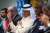 압둘아지즈 빈 살람 사우디아라비아 에너지 장관(가운데)이 10월 5일 오스트리아 빈에서 열린 OPEC+ 회의 기자회견에 참석해 인사하고 있다. AFP=연합뉴스
