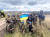 5일 개전 후 처음으로 루한스크주 흐레키우카에 진입한 우크라이나 군인들이 표지판 앞에서 국기를 든 채 찍은 사진 . [유로마이단프레스 트위터 캡처]