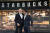 스타벅스 임시 CEO인 하워드 슐츠(왼쪽)가 지난달 13일 시애틀 본사에서 열린 스타벅스 투자설명회에서 신임 CEO 락스만 나라시만과 포옹하고 있다. AP=연합뉴스