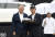 9일 인천 송도 잭 니클라우스 골프클럽에서 정의선 현대차그룹 회장이 ‘2022 제네시스 챔피언십’ 우승자 김영수 선수에게 GV80 축소 모델을 전달하고 있다. 사진 현대차그룹