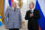 블라디미르 푸틴 러시아 대통령(오른쪽)이 지난 2017년 12월 수도 모스크바의 크렘린궁에서 열린 시리아 전쟁 관련 훈장 수여식에서 세르게이 수로비킨 당시 상장과 대화하고 있다. AP=연합뉴스