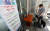  요양병원·시설 등의 대면 접촉 면회가 금지된 지난 7워 25일 서울의 한 노인전문요양센터에서 직원이 비접촉 면회소를 점검하고 있다. 연합뉴스