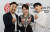 영화 ‘아줌마’의 허슈밍 감독(왼쪽부터)과 배우 홍휘팡, 강형석이 7일 부산 영상산업센터에서 기자간담회 후 촬영을 하고 있다. 송봉근 기자
